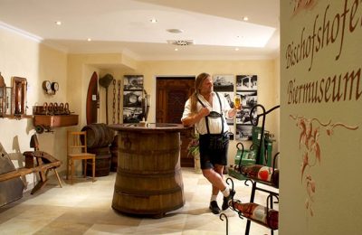 Biermueseum Mann in traditioneller bayerische Kleidung im Biermuseum