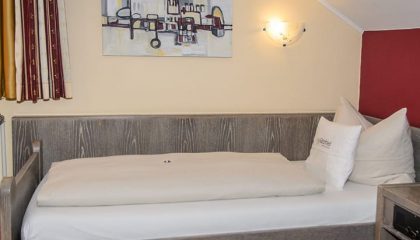 Einzelzimmer 2 Bett von der Seite im Einzelzimmer