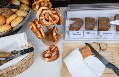 Frühstück Frühstücksbuffet mit verschiedenen Brotsorten und Brezeln