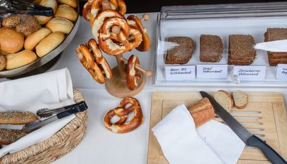 Frühstück Frühstücksbuffet mit verschiedenen Brotsorten und Brezeln