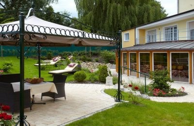 Garten Garten mit überdachten Sitzgelegenheiten