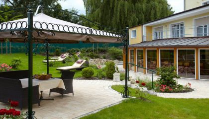 Garten Garten mit überdachten Sitzgelegenheiten