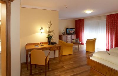 Juniorsuite Deluxe 3 Wohnraum mit Schreibtisch in der Juniorsuite Deluxe 3