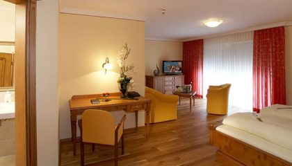 Juniorsuite Deluxe 3 Wohnraum mit Schreibtisch in der Juniorsuite Deluxe 3