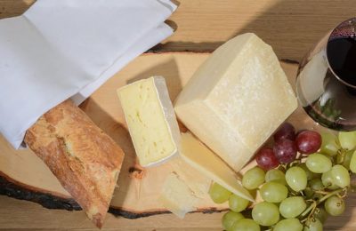 Käse Käse, Wein und Weintraube von oben