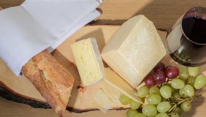 Käse Käse, Wein und Weintraube von oben