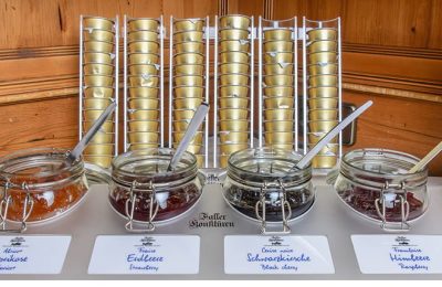 Marmelade Verschiedene Marmeladesorten beim Frühstücksbuffet