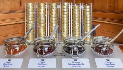 Marmelade Verschiedene Marmeladesorten beim Frühstücksbuffet