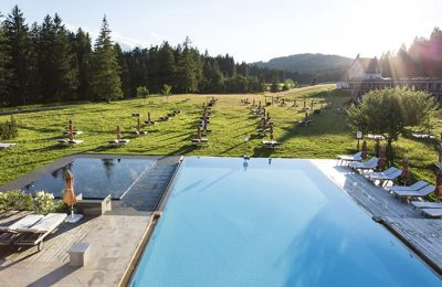 Blick Badehaus Ausblick vom Badehaus auf die Außenpools