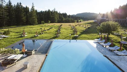 Blick Badehaus Ausblick vom Badehaus auf die Außenpools
