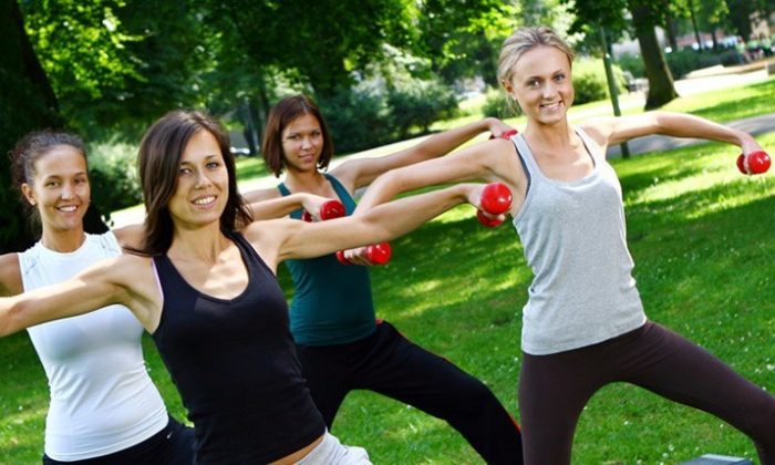 Fitness Frauen machen Sport zusammen