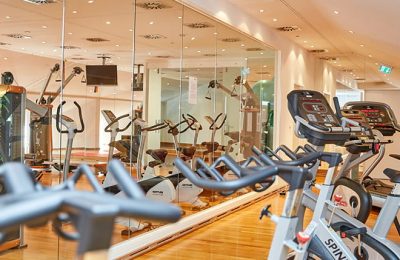 Fitnessraum Moderne Sportgeräte wie Crosstrainer