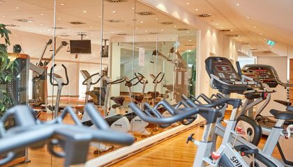 Fitnessraum Moderne Sportgeräte wie Crosstrainer