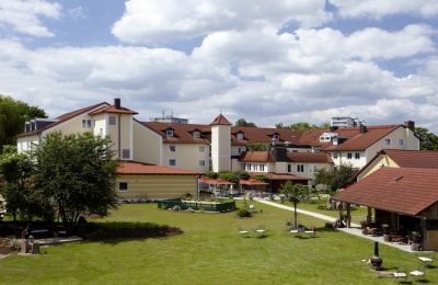 Überblick Überblick über das Hotelgelände mit Garten