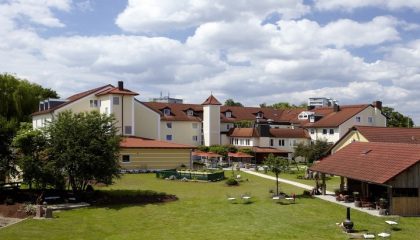Überblick Überblick über das Hotelgelände mit Garten