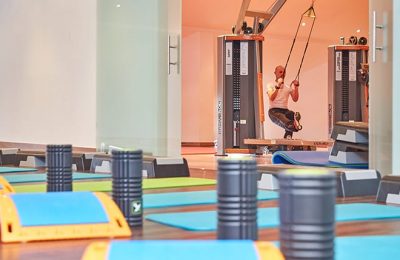 Fitnessraum Yoga Matten und Sportgeräte