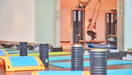 Fitnessraum Yoga Matten und Sportgeräte