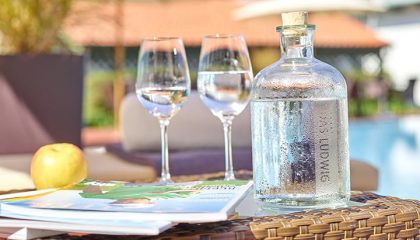 Gläser Nah Wassergläser im Garten in der Nahaufnahme