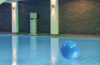Pool Ball Blauer Ball auf dem Innenpool