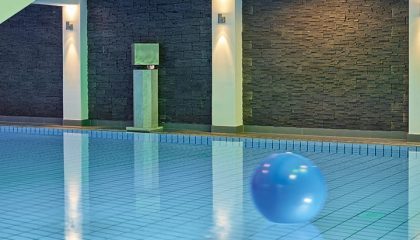 Pool Ball Blauer Ball auf dem Innenpool