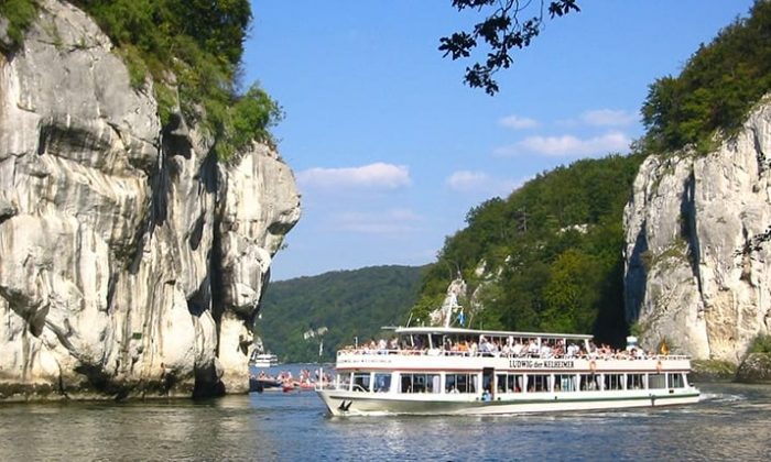 Donaudurchbruch Schiff durchquert die Donau