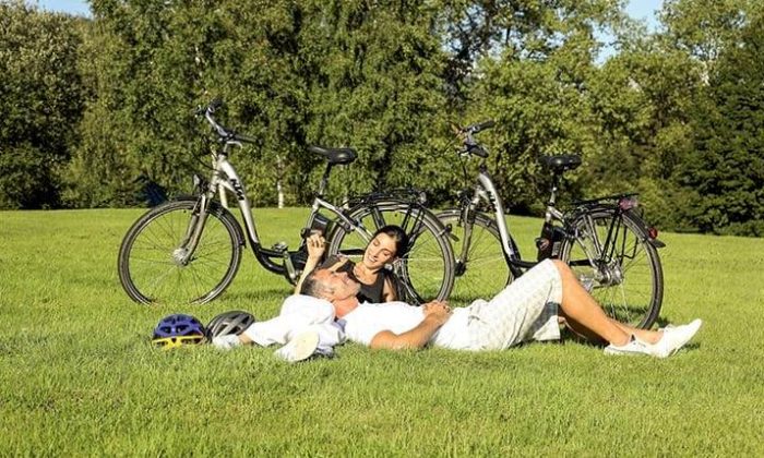 Radfahrer Paar entspannt beim Radfahren