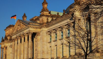 Reichstag Der Reichstag in Berlin von der Seite vor blauem Himmel