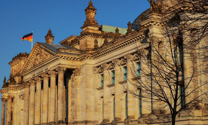 Reichstag Der Reichstag in Berlin von der Seite vor blauem Himmel