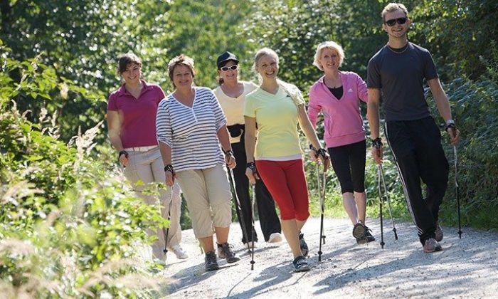 Nordic Walking Gruppe Menschen macht Nordic Walking