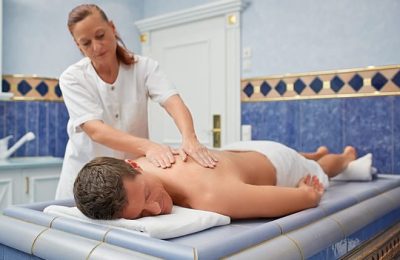 Massage Mann wird massiert