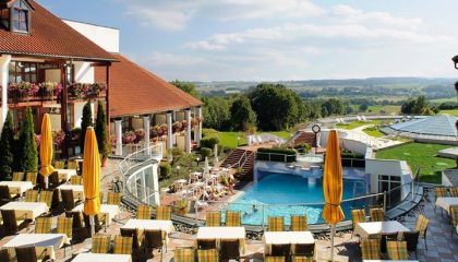 Poolblick Liegen und Pool