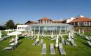 Platz an der Sonne Garten mit zahlreichen weissen Liegen an sonnigem Tag