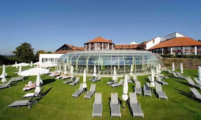 Platz an der Sonne Garten mit zahlreichen weissen Liegen an sonnigem Tag