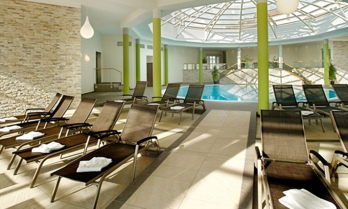 Wellnessbereich Braune Liegen vor Indoor Pool