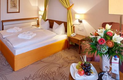 Doppelzimmer Kategorie III Bett im Doppelzimmer Kategorie III