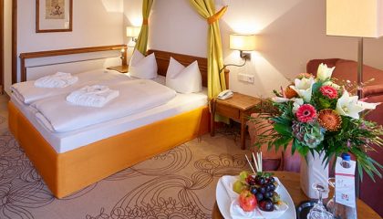 Doppelzimmer Kategorie III Bett im Doppelzimmer Kategorie III