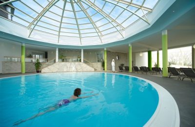 Kuppel Pool Frau schwimmt im Pool unter der Kuppel
