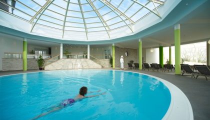Kuppel Pool Frau schwimmt im Pool unter der Kuppel