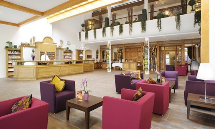 Lobby Lobby mit roten Sofas