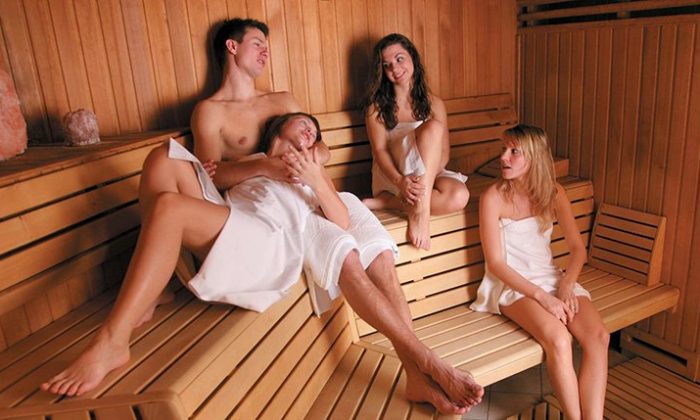 Geyers Freundinnen-Tage Gruppe junger Menschen entspannt in Sauna