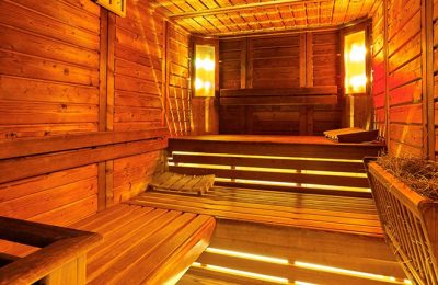 Wellness Entdecker Rötlich leuchtende Sauna