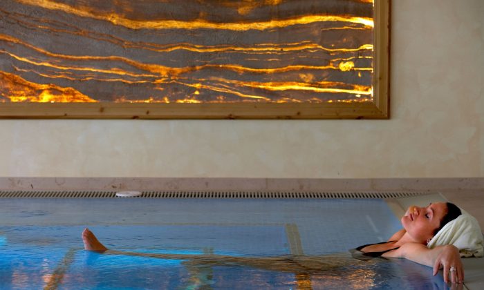 Whirlpool  Frau entspannt im Whirlpool