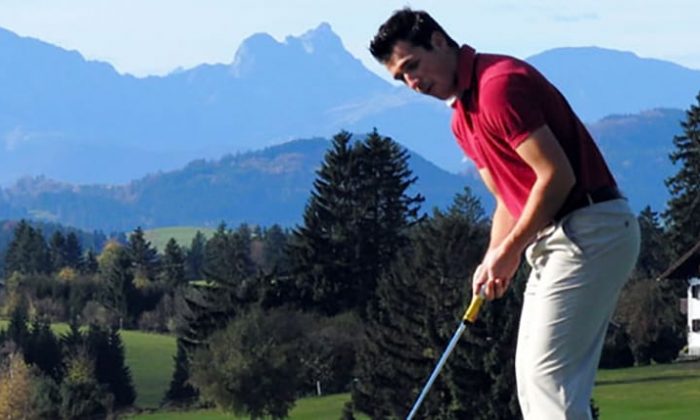 Golfen Mann spielt Golf in den Alpen