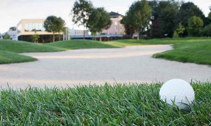 Golfen Golfball auf Wiese im Schloss Haag