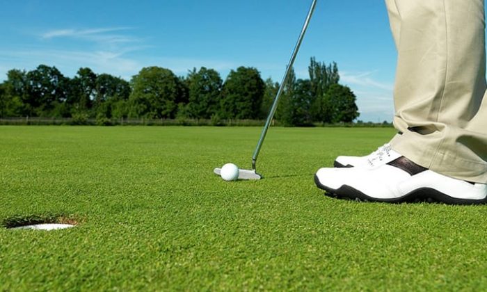 Golfen Mann spielt Golf