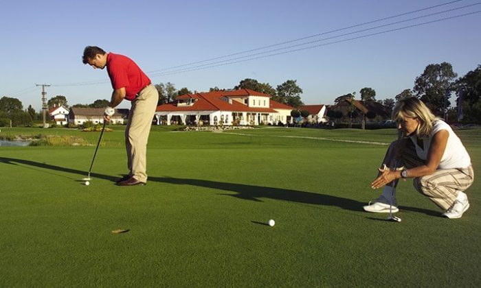 Golfregion Mann und Frau spielen Golf