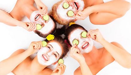 Nur für Mädels Mehrere  Frauen mit Gesichtsmasken