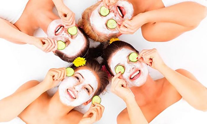 Nur für Mädels Mehrere  Frauen mit Gesichtsmasken