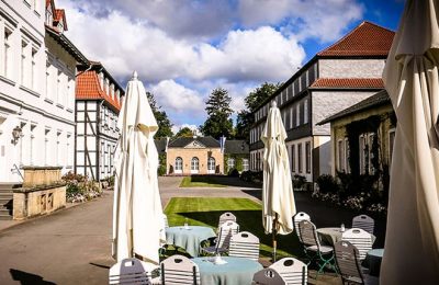 Café im Park Terrasse im Café an sonnigem Tag