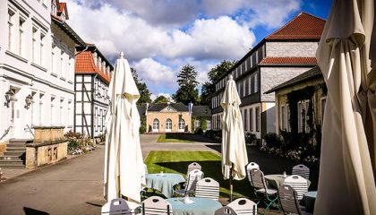 Café im Park Terrasse im Café an sonnigem Tag